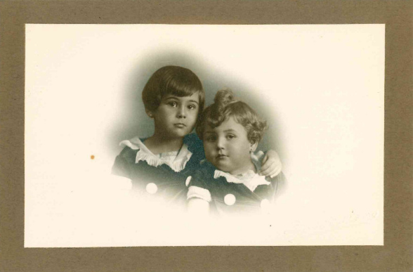 1929 - Con su hermana