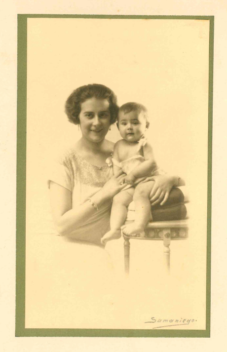 1925 - Con su madre