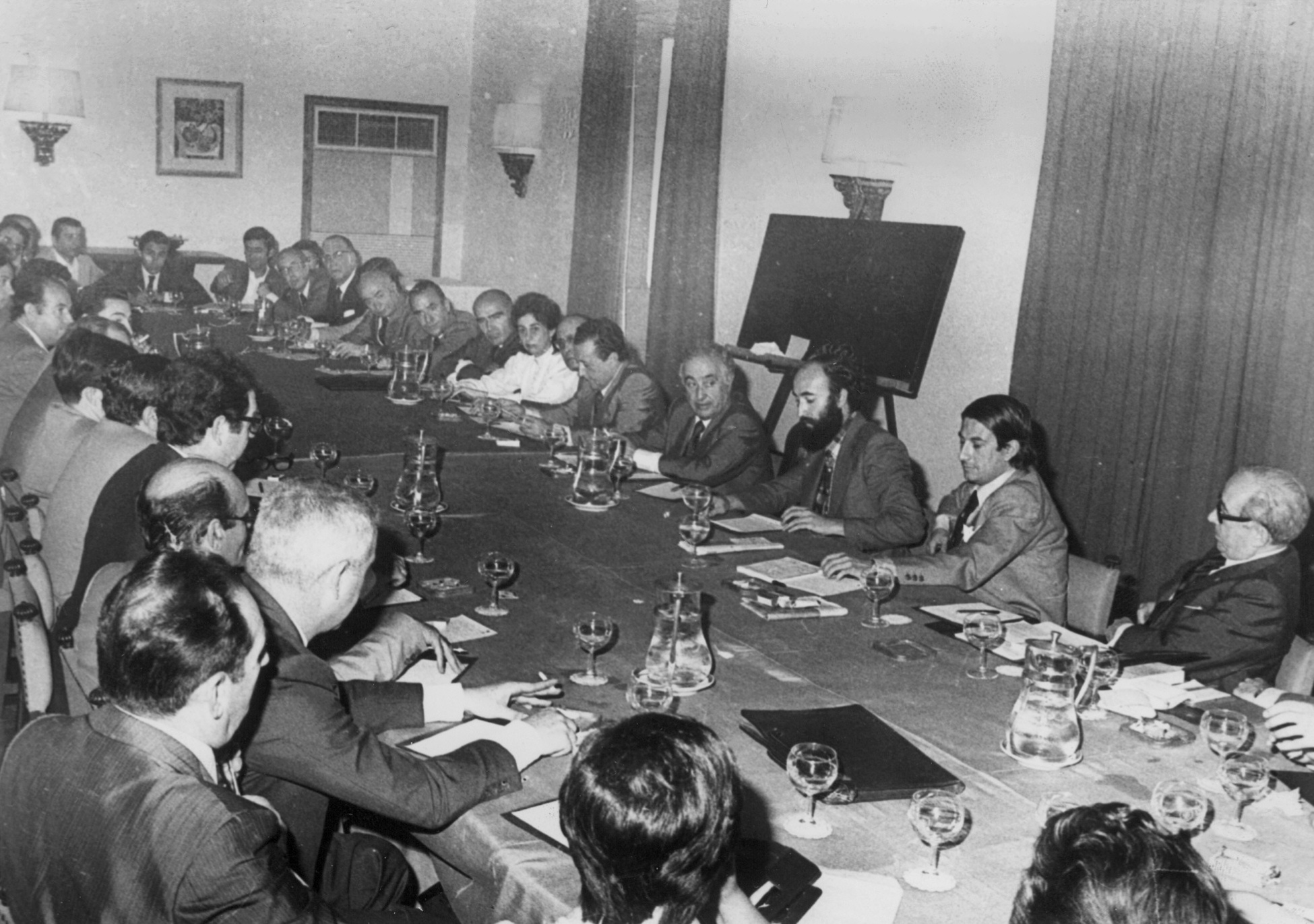 1977 - Reunión de parlamentarios gallegos para tratar sobre la problemática preautonómica gallega.