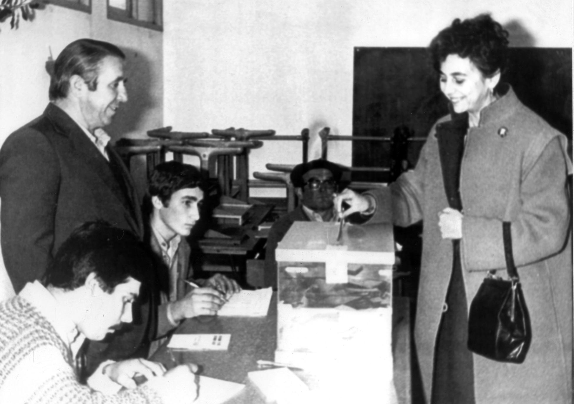1977 - Referéndum estatuto gallego (voto de María Victoria, vicepresidenta del Congreso de los Diputados y parlamentaria por Coalición Democrática)